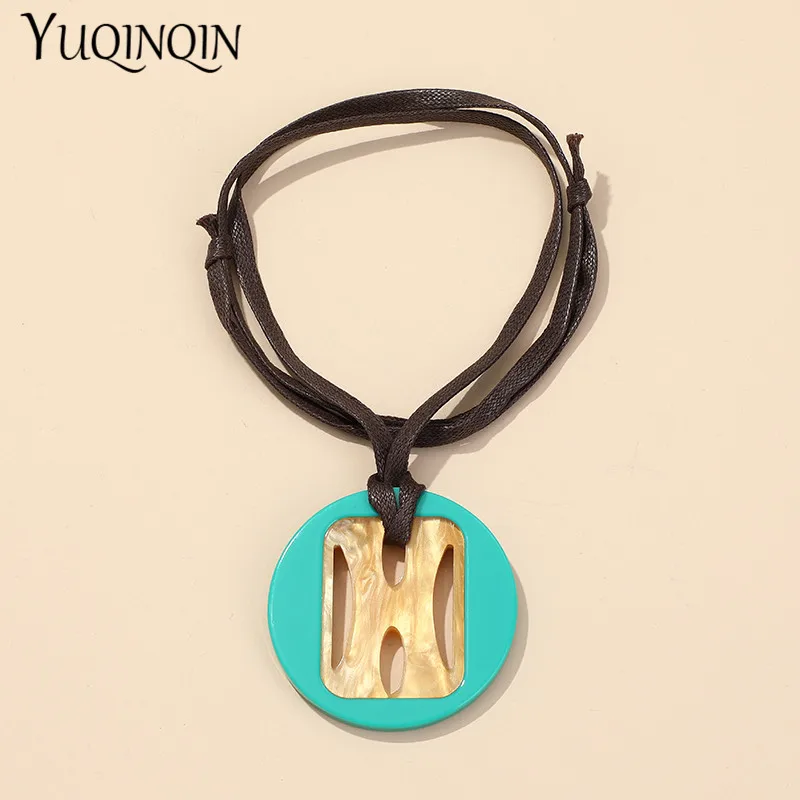 

Vintage Fashion Acrylic Round Pendant Necklaces for Women Trending With Resin Big Rope Chain Long Necklace Gifts Party Jewelry
