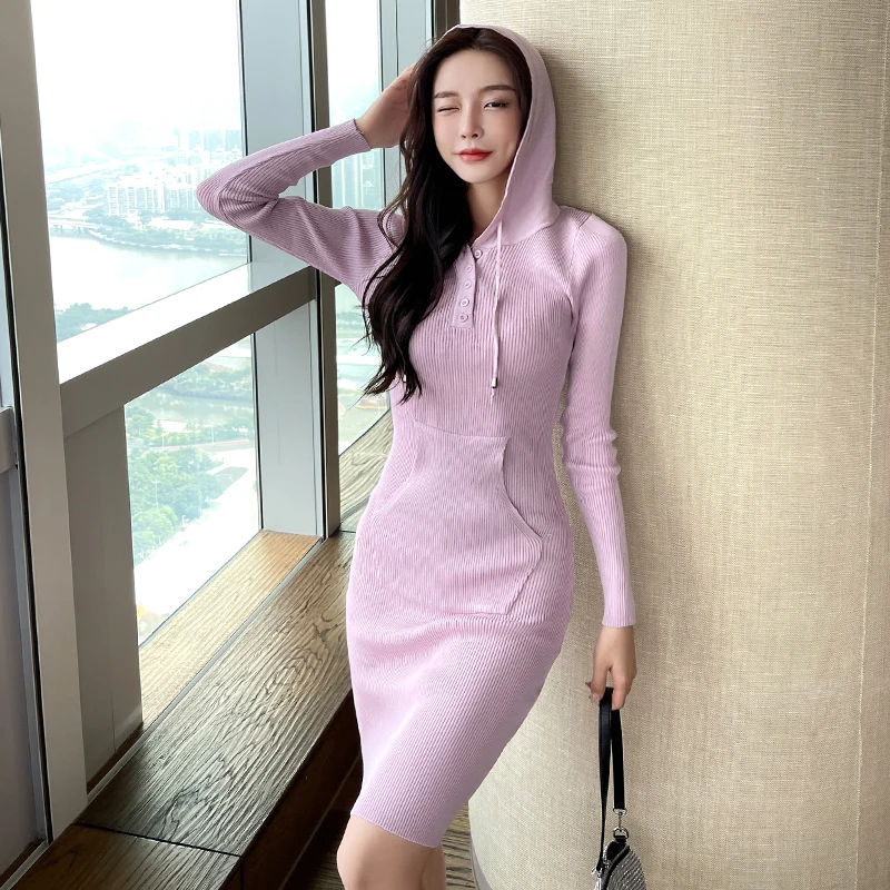 

Женское трикотажное платье-карандаш выше колена, с капюшоном