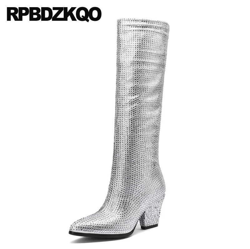 Женские сапоги до колена серебристые дизайнерские на высоком массивном каблуке с острым носком и