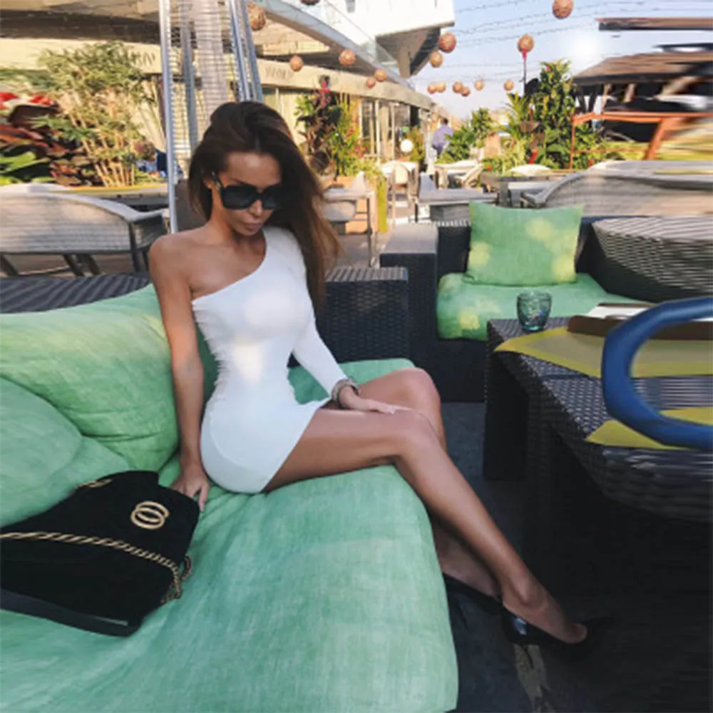 Женское облегающее платье на одно плечо с длинным рукавом и высокой талией