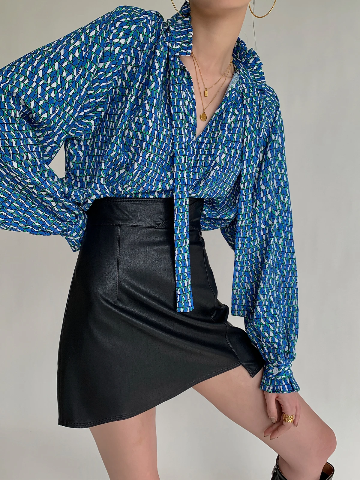 

Женская блузка с V-образным вырезом и длинным рукавом