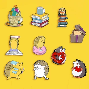 Симпатичная брошь в виде мультяшного ежика, креативная книжная чашка, сшитая в форме сердца, Металлическая Булавка для детей, костюма, рюкзака, ювелирные изделия, подарок