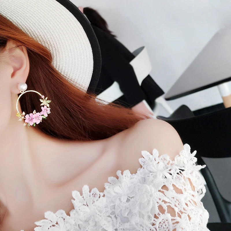 Женские серьги кольца с цветком в Корейском стиле круглые золотистого цвета