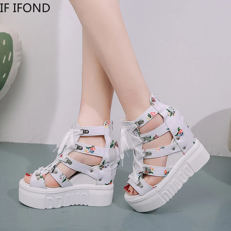 Сандалии женские на танкетке босоножки гладиаторы с принтом открытый носок