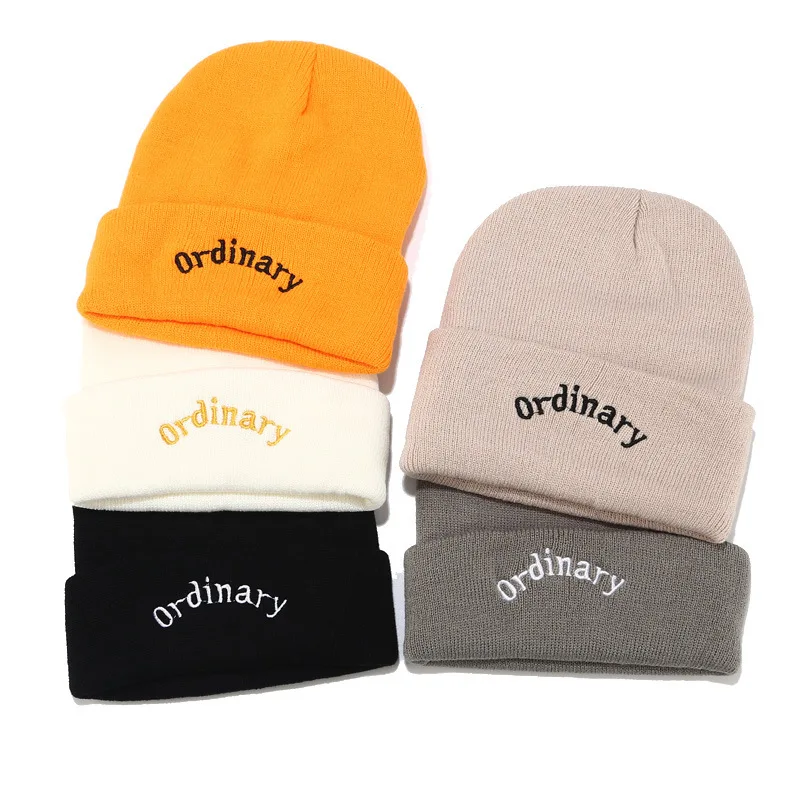 Вязаная шапка с вышитыми буквами для женщин и мужчин однотонная зимняя Осенняя