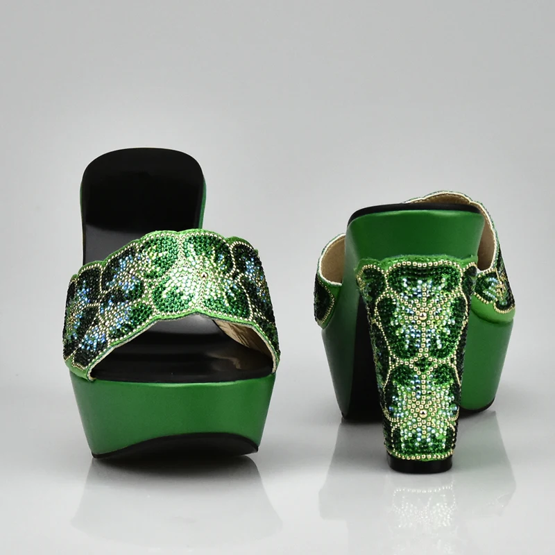 Новинка зеленые туфли на каблуке итальянская женская обувь и сумка украшенные