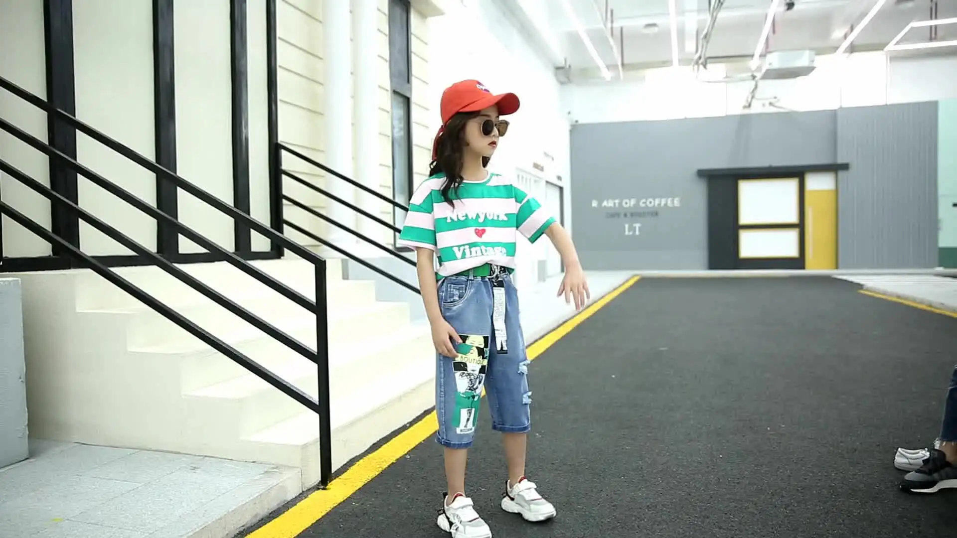 Летняя одежда футболка в полоску + потертые джинсы уличный стиль комплект