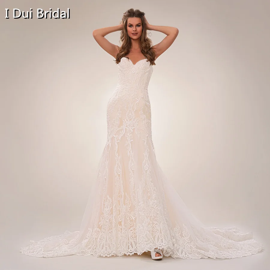 

Платье Свадебное на тонких бретельках с кружевной аппликацией и шлейфом