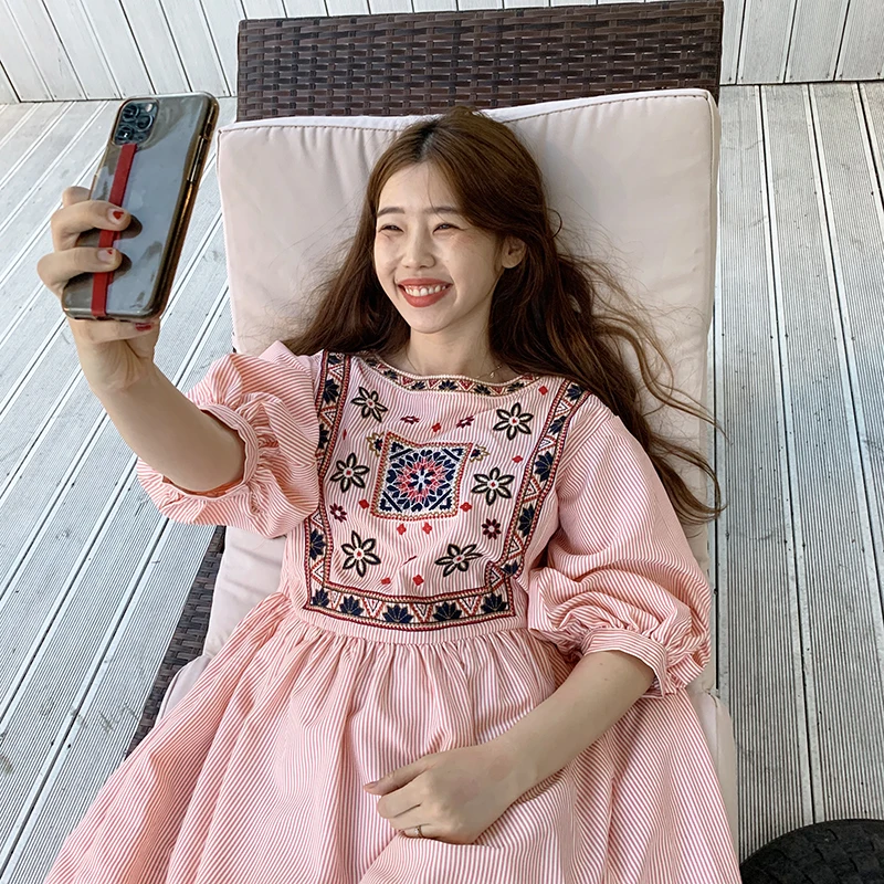 Женское свободное платье в полоску длинное Цветочное средней длины с высокой