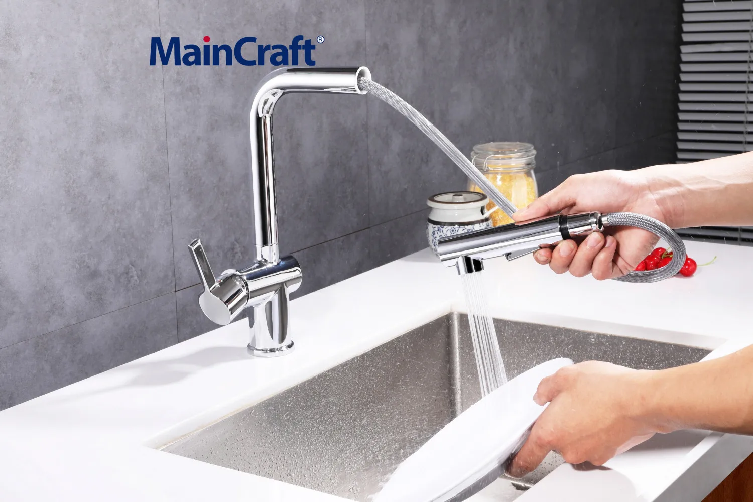 Смеситель для кухни серебристый с одной ручкой выдвижной кухонный драконий