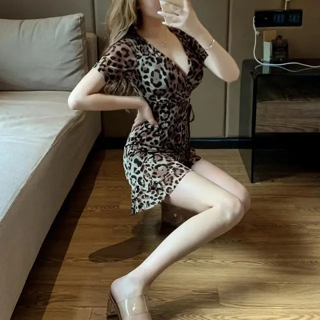 

Spring 2021 New Fashionable, Elegant and Sexy Cross V-neck Waist-Controlled Slimming Leopard Print Short Sleeve Dress Large
