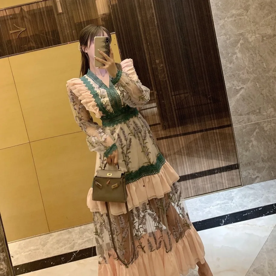 

Early Spring New Hepburn Style Embroidered Stitching Wooden Ear Vacation Style Dress Dresses