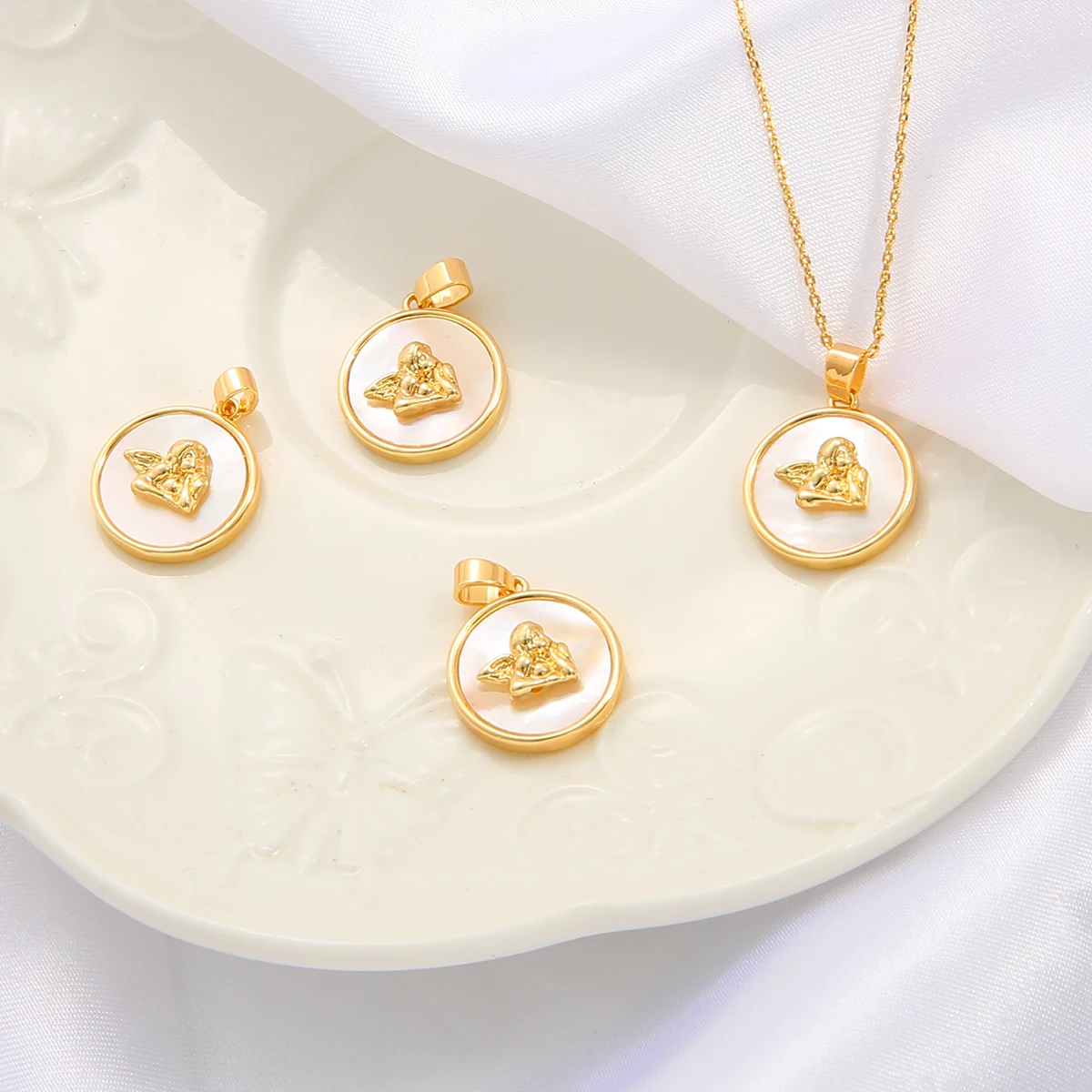 

Fashion Cute 18K Gold Plated Brass Copper Cupid Angel Charm Pendant with Natural Shell MOP for Necklace DIY Jewelry Making