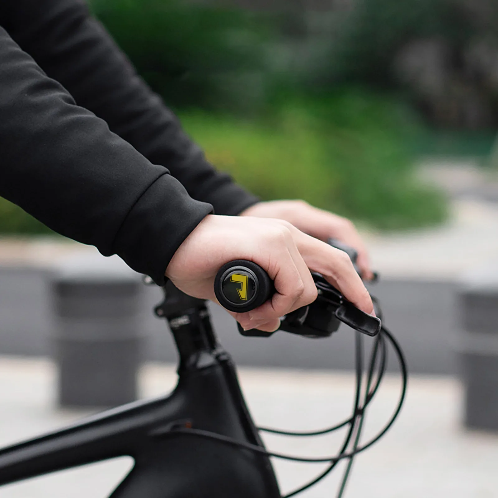 

RISK 1 Pair Silica Gel Bicycle Grips Cycling Handlebar Grips MTB Mountain Bike Ultralight Soft Bar Grips Removeable Plastic End