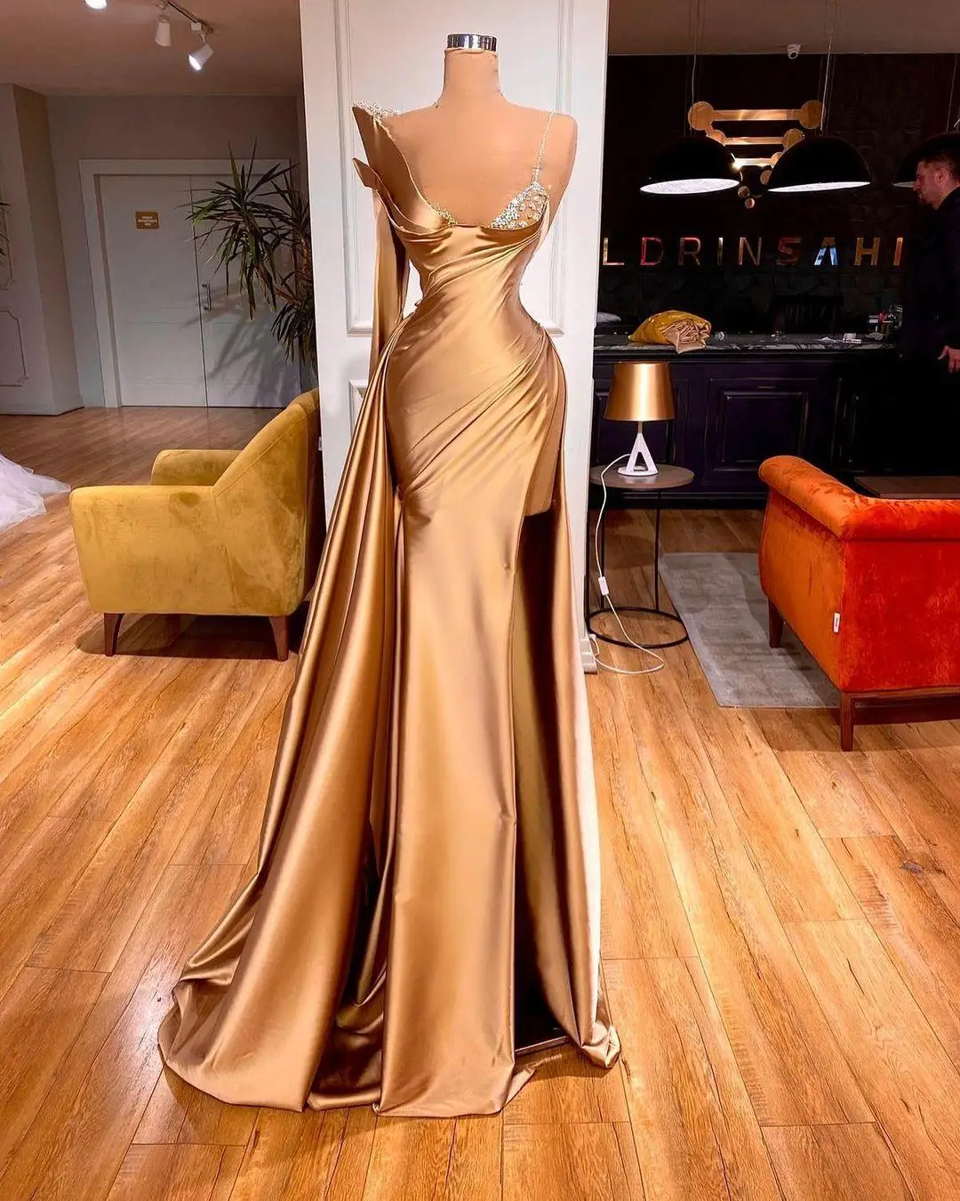 

Соблазнительное платье-футляр для выпускного вечера с золотыми кристаллами на бретельках с высоким разрезом сбоку длиной до пола официаль...