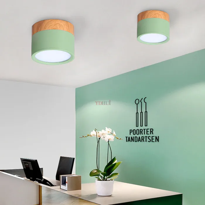 Светодиодный потолочный светильник деревянный с поверхностным креплением лампы