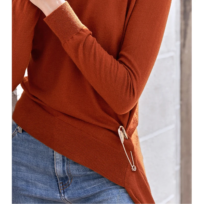 Женский вязаный свитер с круглым вырезом