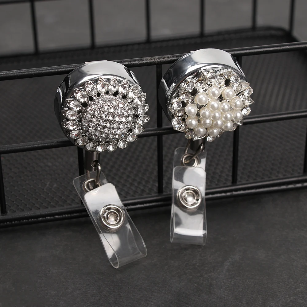 Выдвижной значок с жемчужинами шаблона металлический зажим для защиты от потери