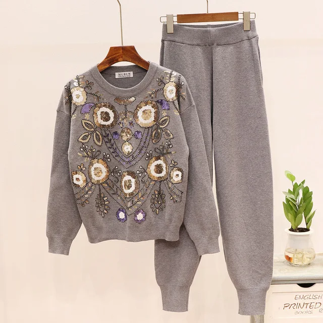 Модные вязаные костюмы расшитые блестками и цветами Женский тяжелый