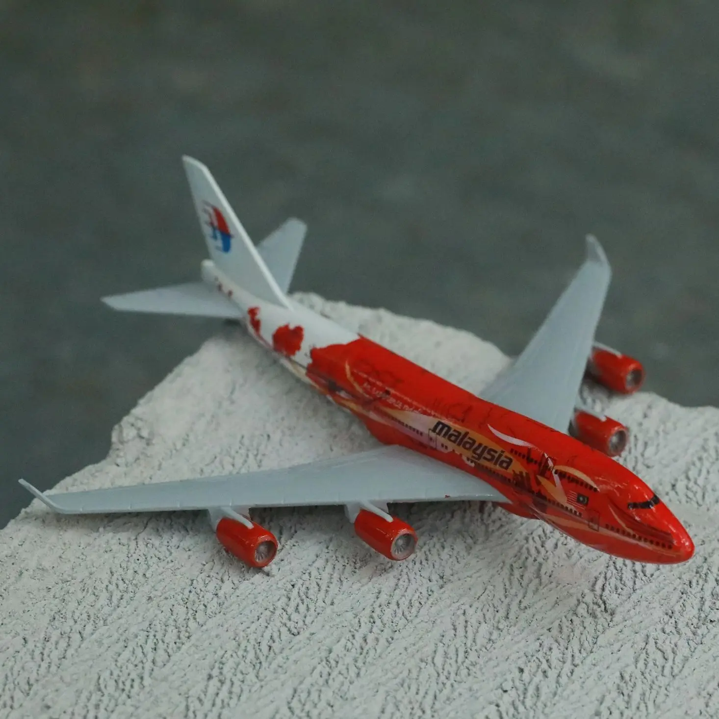 

Malaysia Airlines B747 Red Flower Airplane Diecast Aircraft Model 6" Metal Aeroplane Office Decor Mini Moto Toys for Children