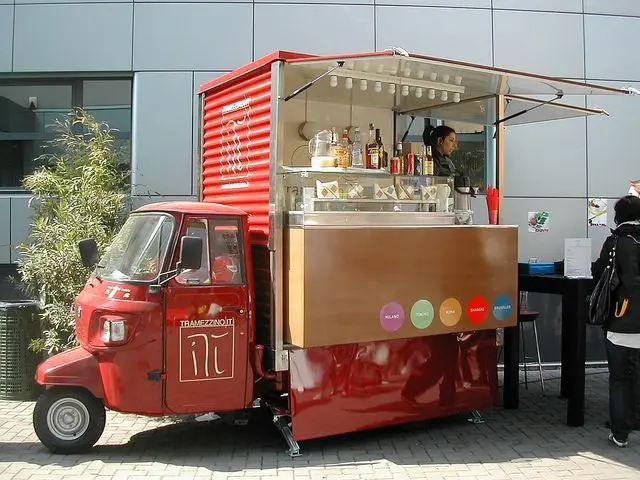 

New Design Beer Bar Kiosk Beverage Coffee Van Fast Food Carts Mobile Food Cart Electric Tricycle Ape Food Truck