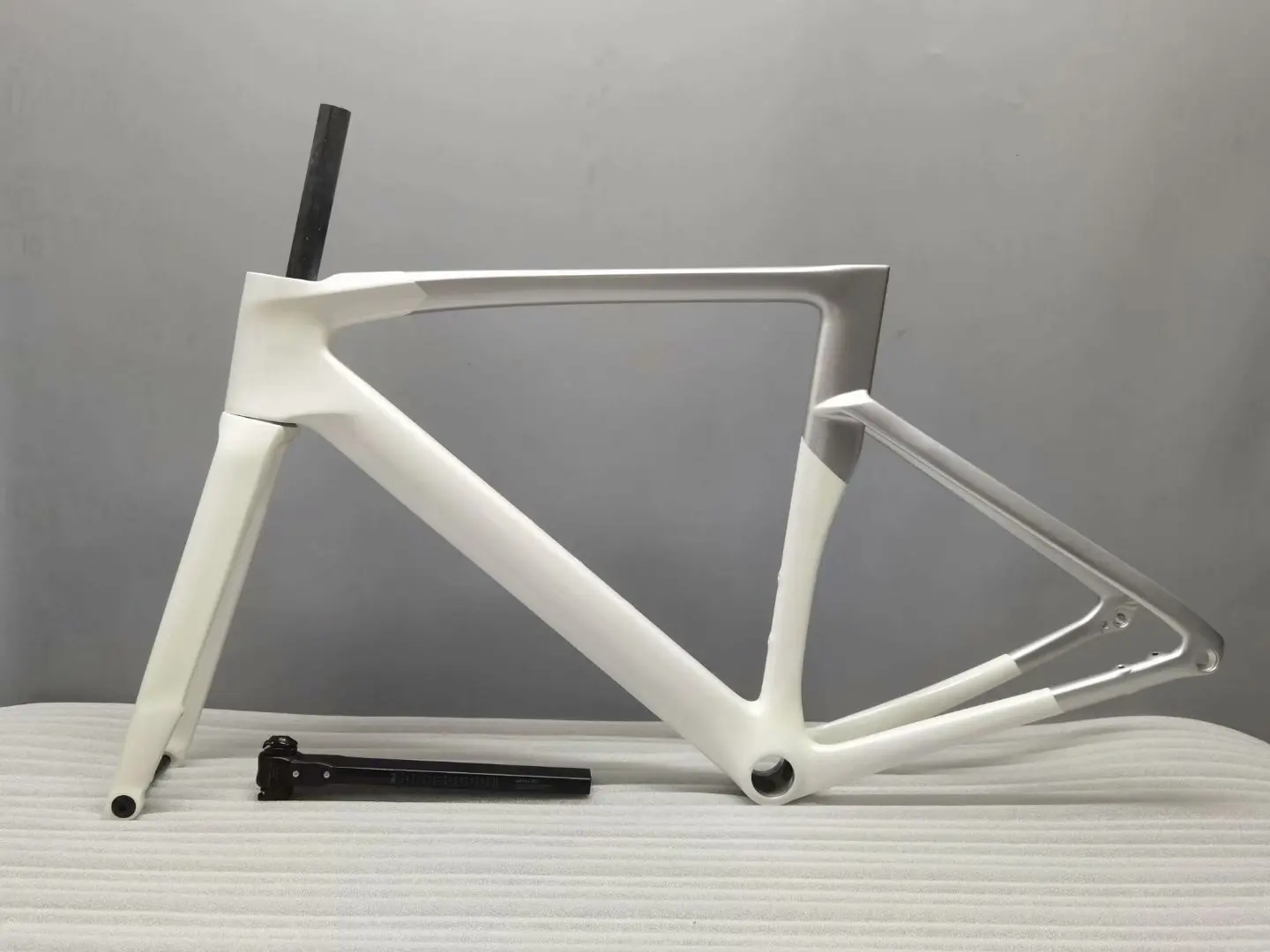 

Carbon fiber road bike frame BB30 bottom bracket 700C carbon fiber bike frame group fully wired internal wiring