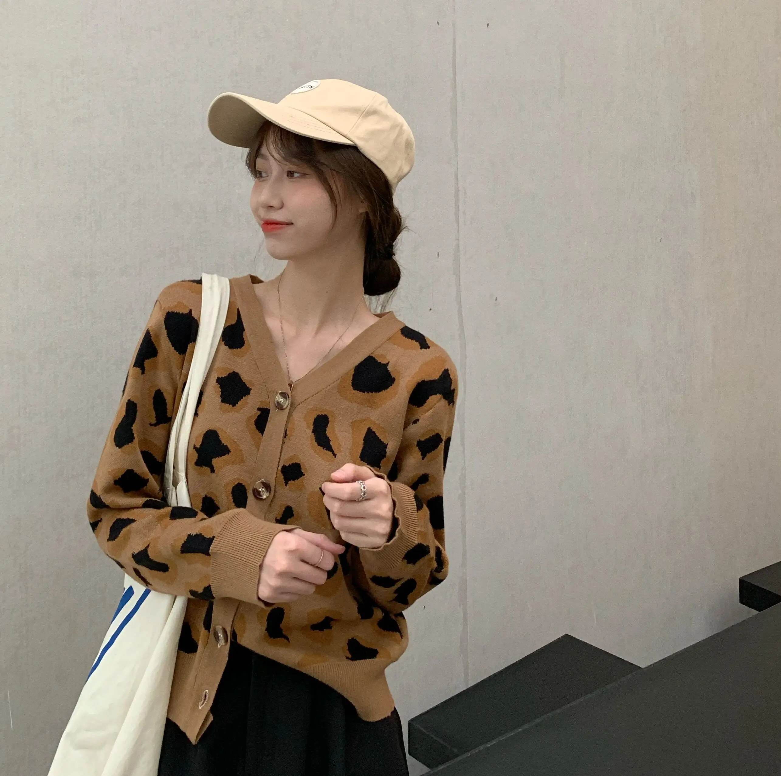 

CBAFU women sweater autumn winter leopard v-neck single breasted long sleeve knitted cardigans knitwear tops runway outwear N405