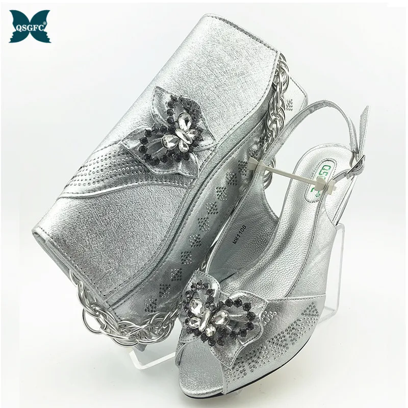 Модные женские босоножки серебристого цвета и сумочка в комплекте