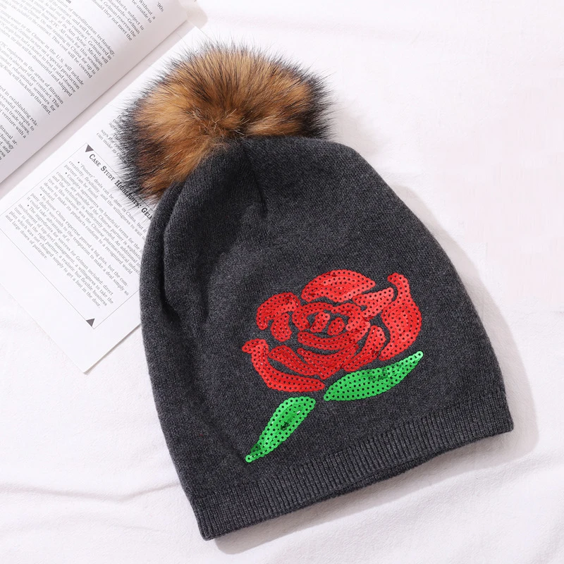Фото Женская шапка, Зимняя шерстяная вязаная шапка с помпоном, шапка из меха енота с цветком, блестящая теплая Осенняя уличная Лыжная зимняя шапк... №4