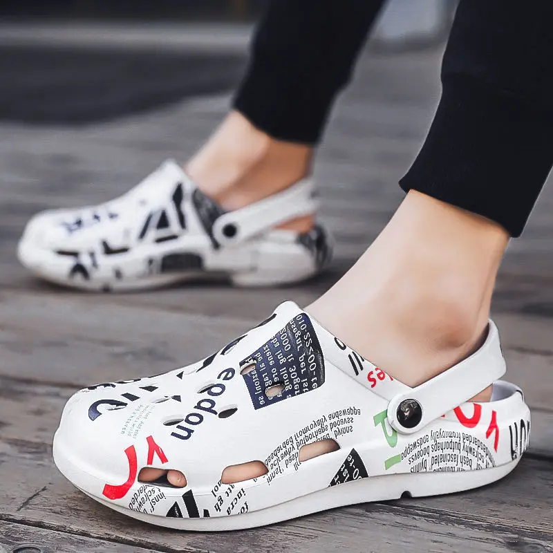 Мужские сандалии с дырками Baotou черные пляжные шлепанцы корейская мода лето 2021 |