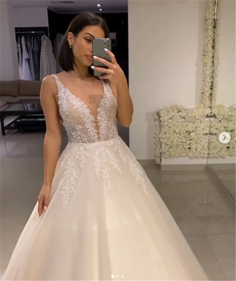 Кружевное свадебное платье с глубоким V-образным вырезом 2020 | Свадьбы и торжества