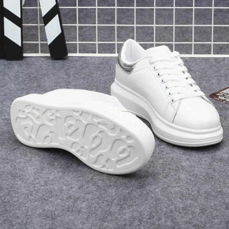 Новые белые кроссовки для весны и осени легкие удобные на толстой подошве