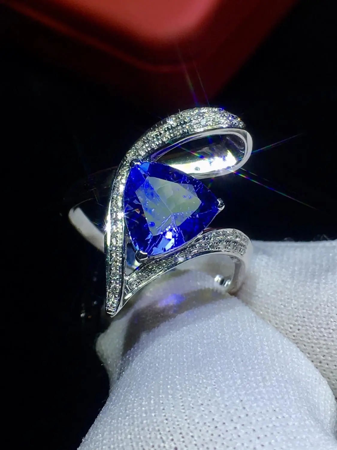 Женское кольцо с танзанитом обручальное бриллиантами 1 99карат из белого золота 18