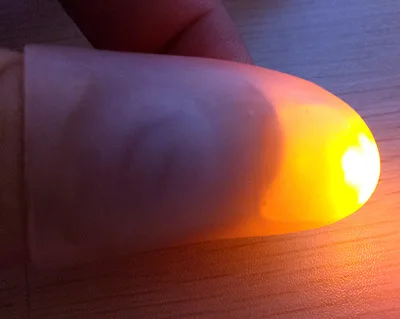YELLOW 2 шт., волшебные трюки, новинка, светодиодный светильник, мигающие пальцы, магический трюк, реквизит для детей, Удивительные фантастические светящиеся игрушки, светящиеся подарки - Цвет: YELLOW