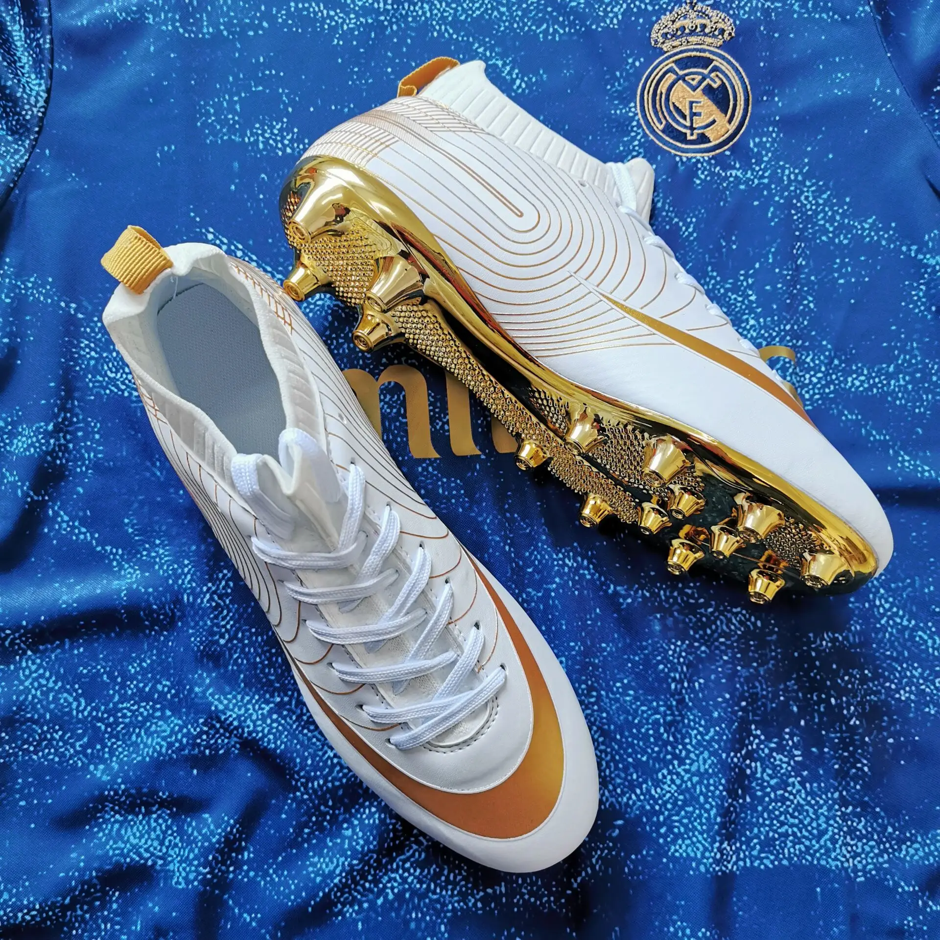 

2020 Black Golden Men Football Boots High Ankle Soccer Shoe Boy Soft Groud Football Shoes Botas De Futbol Socks Cleats Training