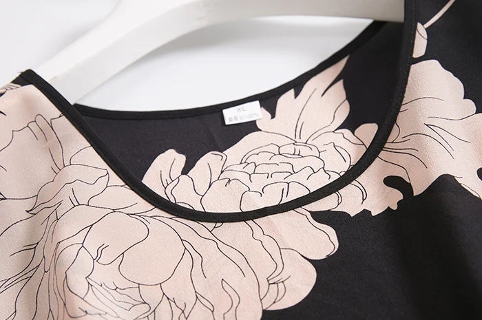 Неустановленная черно-розовая шелковая футболка из крепдешина с рисунком