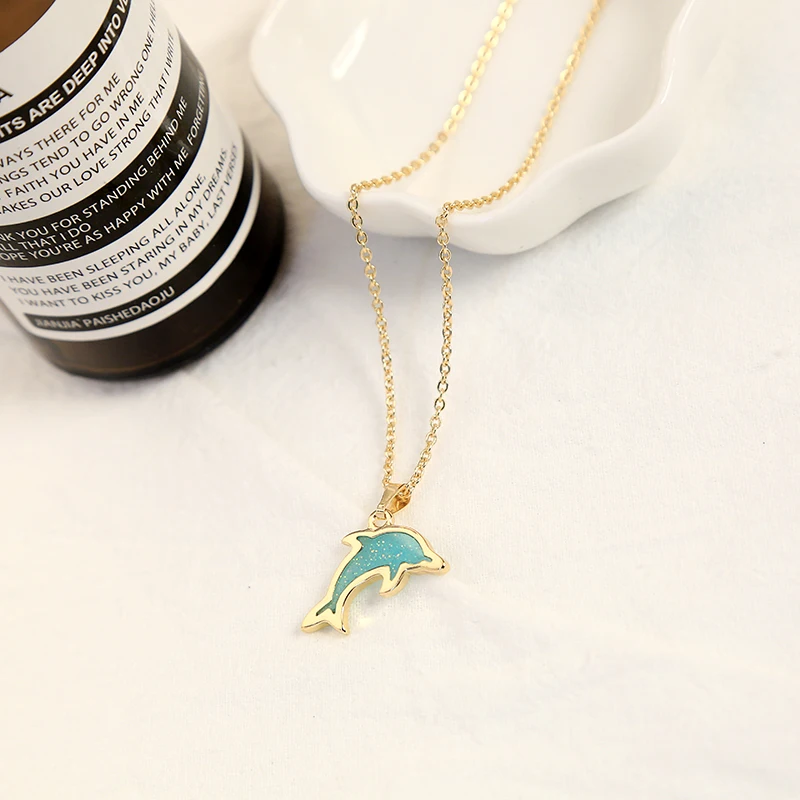 Женский кулон в виде дельфина из голубой смолы пляжном стиле золотистого