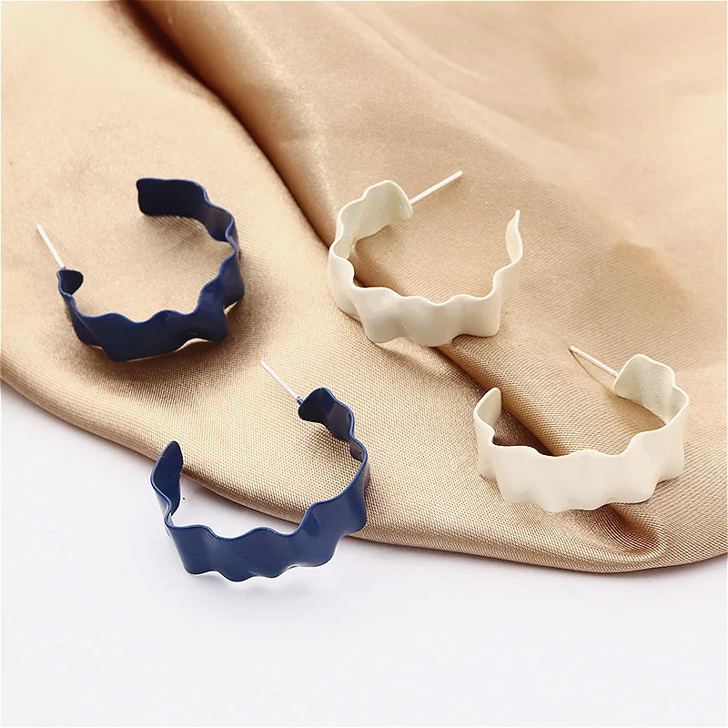 

Retro Simple Wave C-shaped Earrings Navy Blue White Distorted Irregular Personality Fashion Stud Earrings Wholesale Jewelry