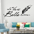 Настенные наклейки La Vie Est Belle с французскими цитатами, наклейки, плакат с перьями, Съемный Виниловый декор для спальни, гостиной, Фреска RU2377