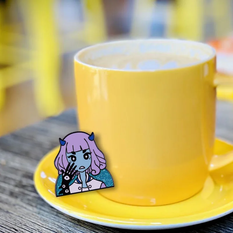 Эмалированная брошь в виде милой демонической школьницы с глазами дьявола|Броши|