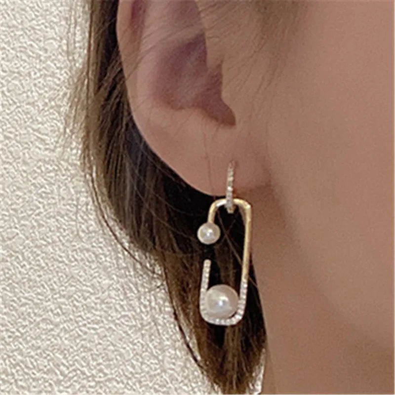 

New gold metal rectangular hollow earrings inlaid pearl retro earrings ladies and girls fashion jewelry