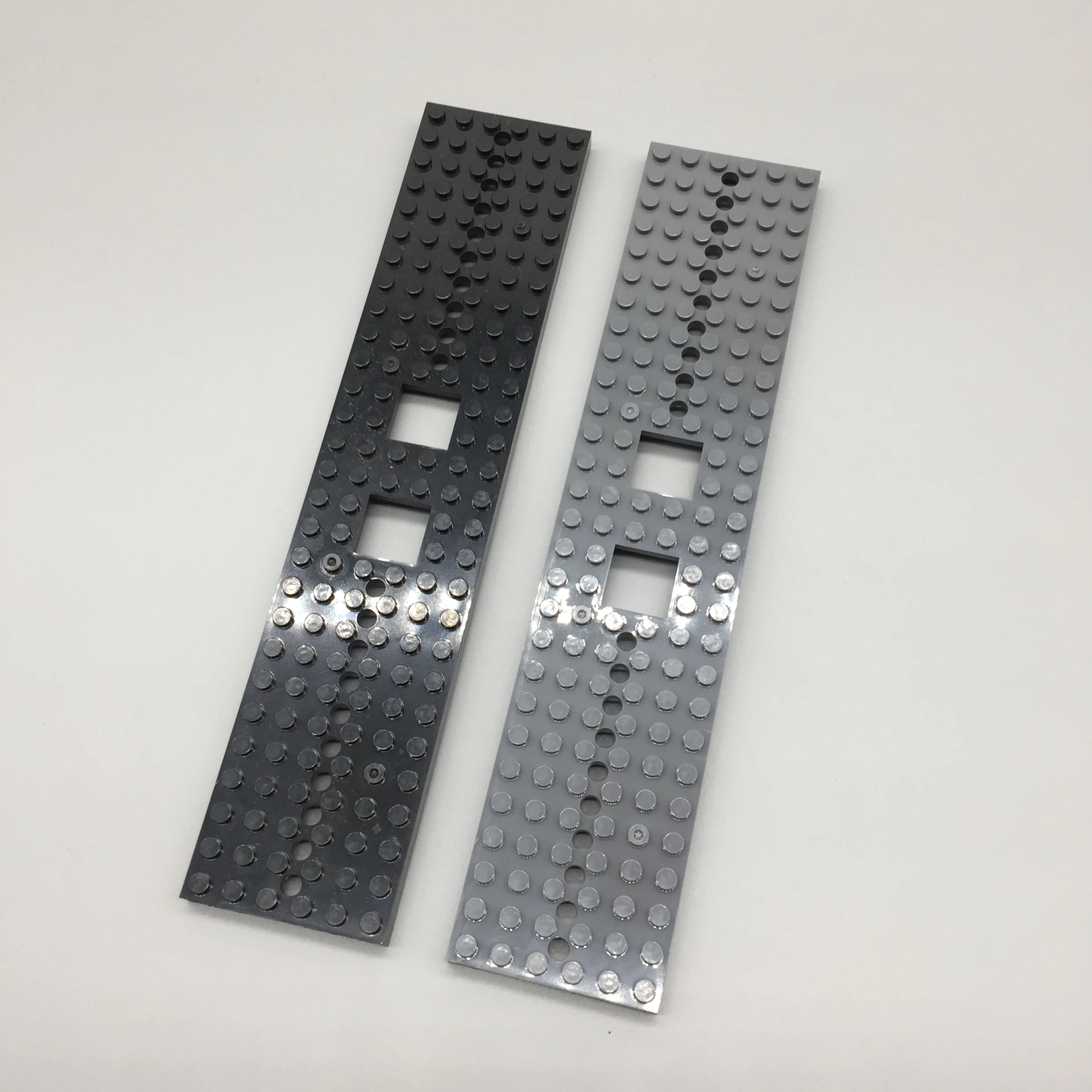 

piezas tcnicas 92339 Base de tren 6x28 con dos cortes 2x2 y 3 orificios redondos cada extremo monta bloques de Base de Juguetes