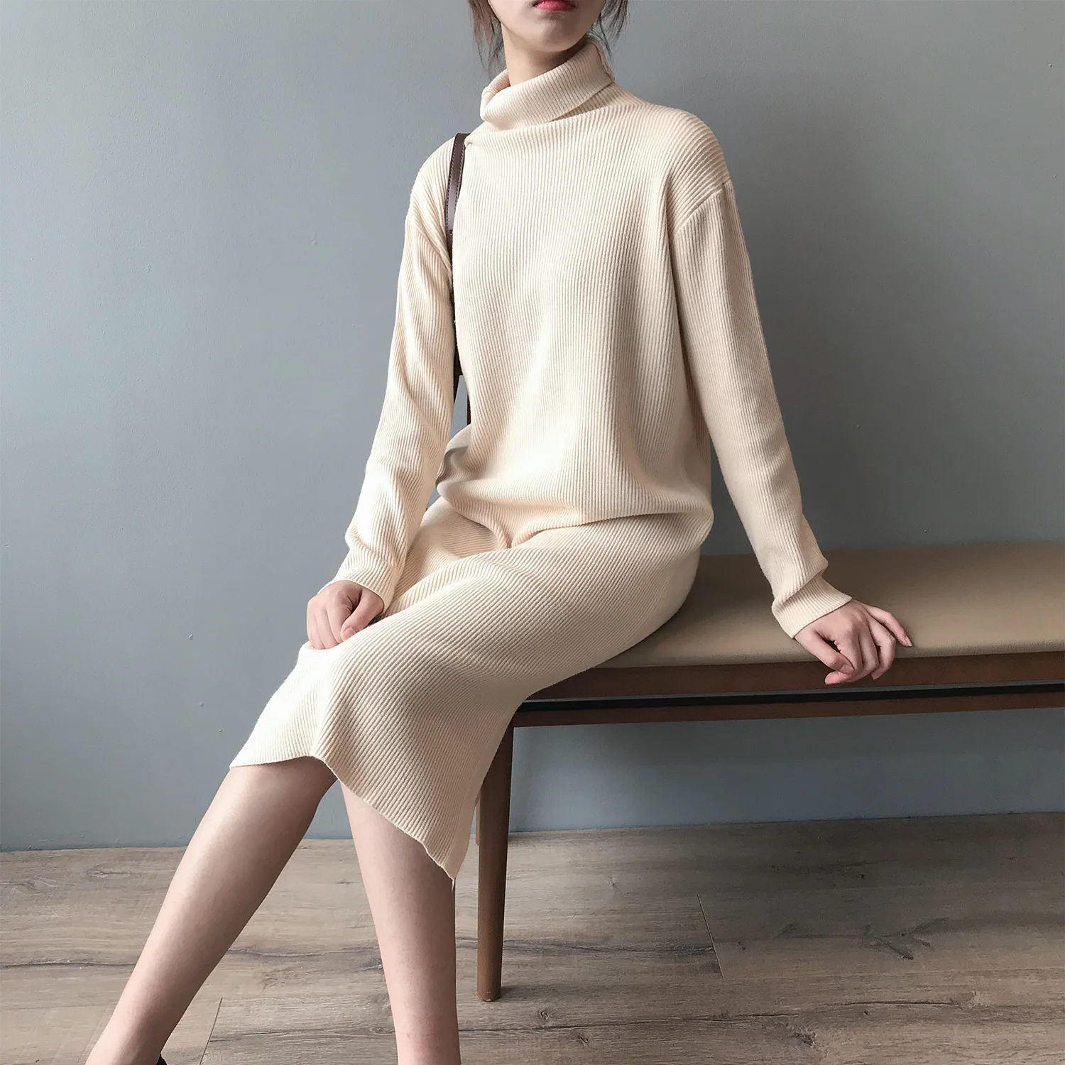 Женское платье-свитер с высоким воротником средней длины однотонное модное