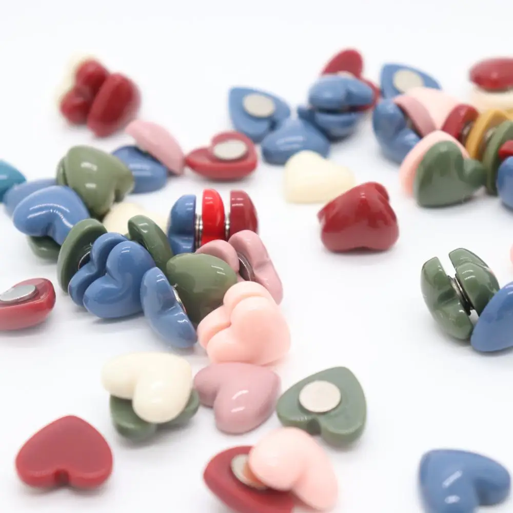 Магнит на холодильник полимерная мини-паста красного розового цвета в форме