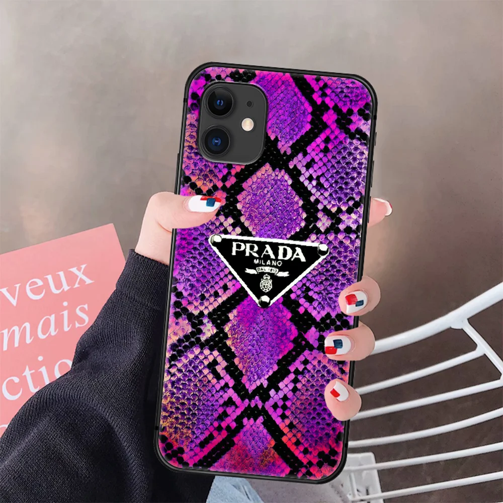 

Luxury Brand Italy Fashion Phone Case Cover Hull For IPhone 5 5s se 2 6 6s 7 8 12 Mini Plus X XS XR 11 PRO MAX black Back Trend