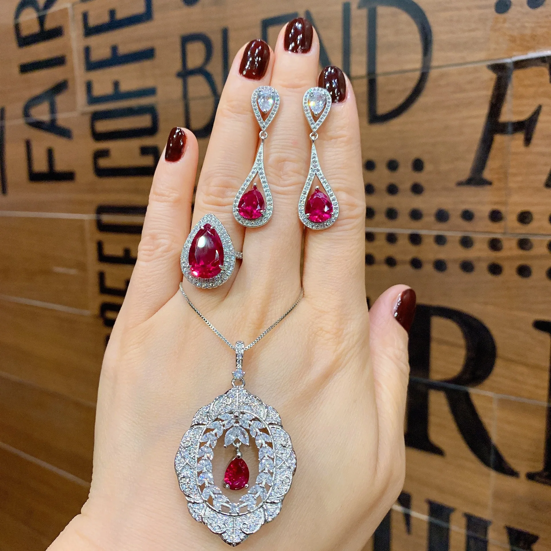 

RUZZALLATI Новое поступление роскошный серебряный цвет женские модные Ювелирные наборы ослепительный лабораторный Рубин драгоценный камень Ви...