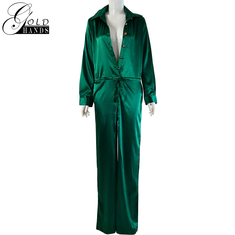 Женский атласный комбинезон на пуговицах с глубоким v-образным вырезом и поясом