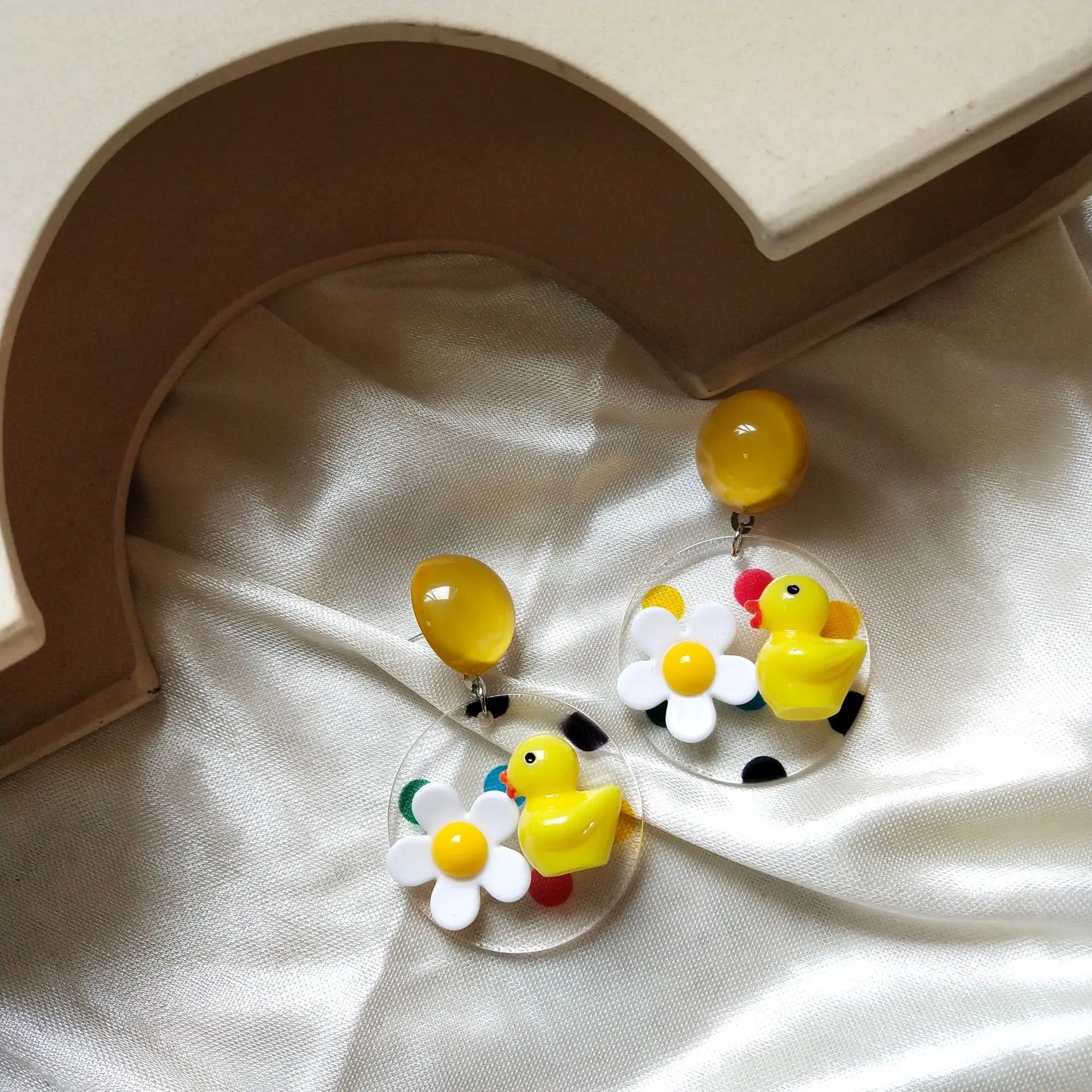 

SNCSDK 2020 Trendy Little Duck Daisy Acrylic Creative Stitching Earrings Wild Vitality Girl Ear Clip-on Women's Stud Earrings