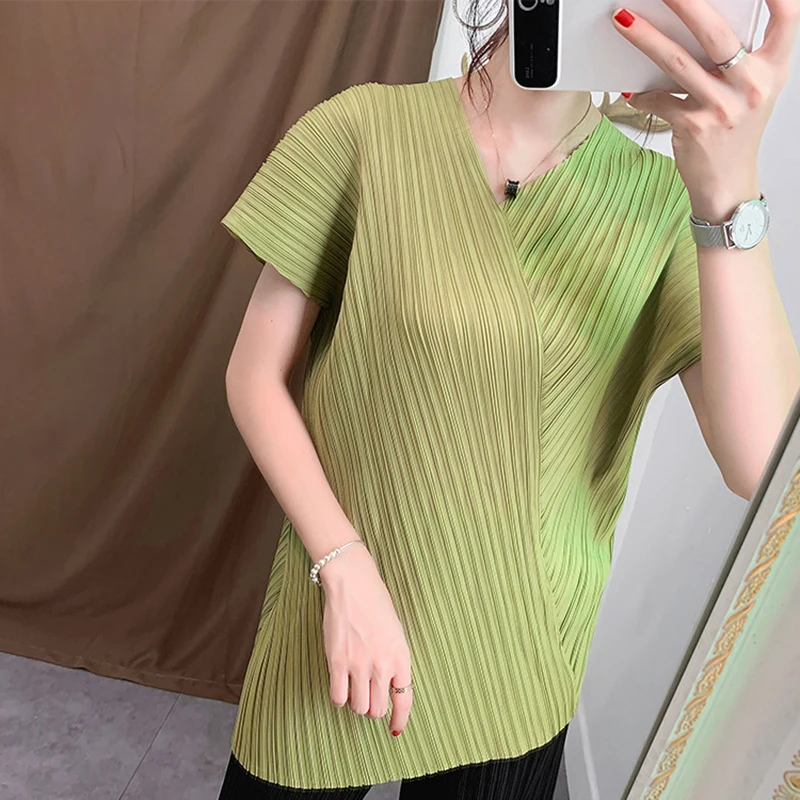 

Fashion Women's Short-sleeved V-neck Loose Blouses Casual Pleated Plus Size Women's Blouses Fashion Loose Plus Size T-shirts