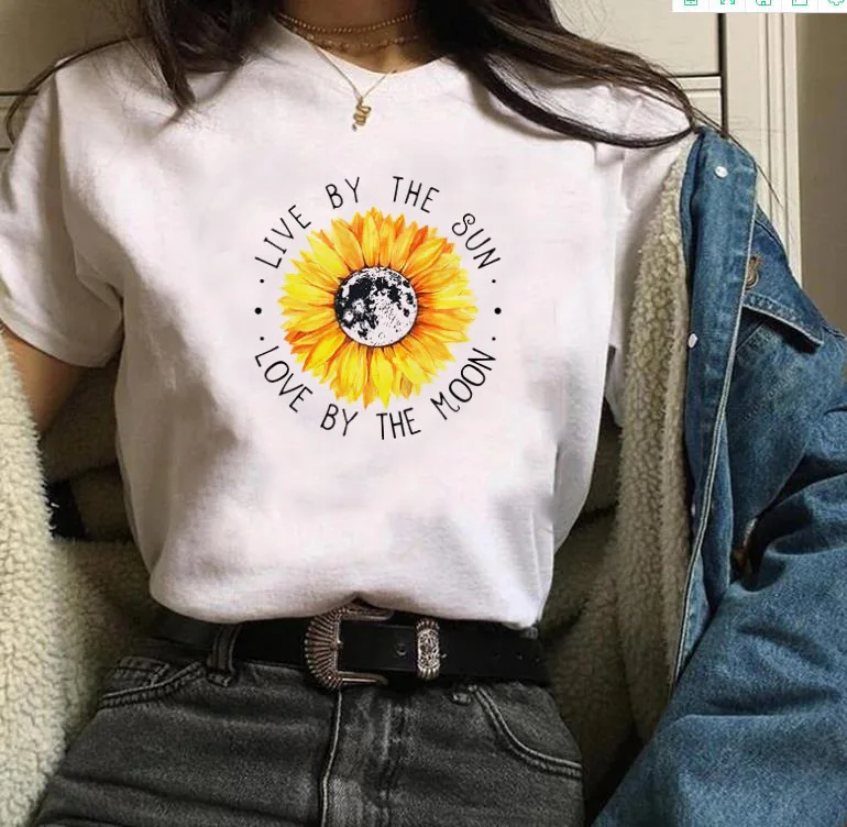 

Женская футболка с коротким рукавом и принтом алфавита «live by the sun»